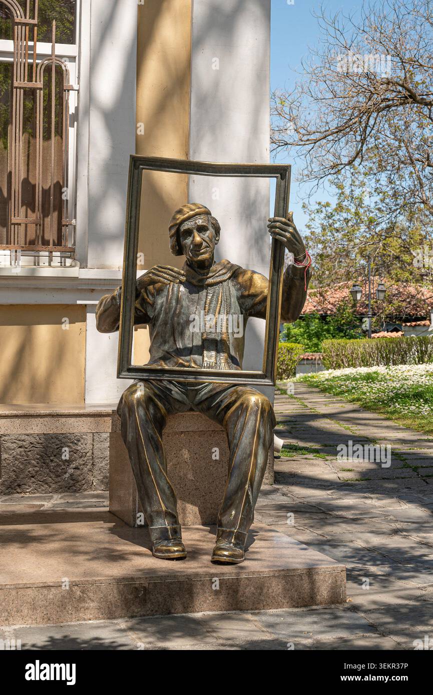 Plovdiv, Bulgarien, 26. April 2026: Statue von Sasho Sladura an der Akademie für Musik, Tanz und Bildende Künste Stockfoto