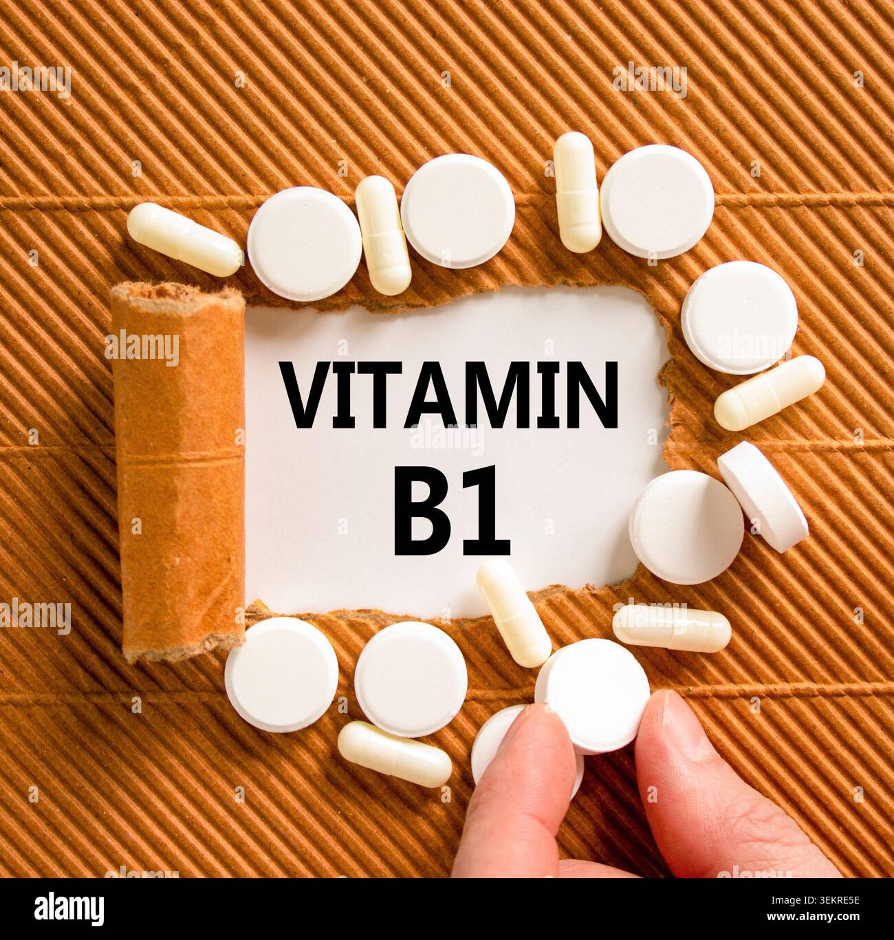 Vitamin B1-Symbol. Konzeptworte Vitamin B1 auf wunderschönem Weißbuch. Weiße Tabletten. Die Hand des Arztes. Schöner brauner Hintergrund. Medizinisch gesund Stockfoto