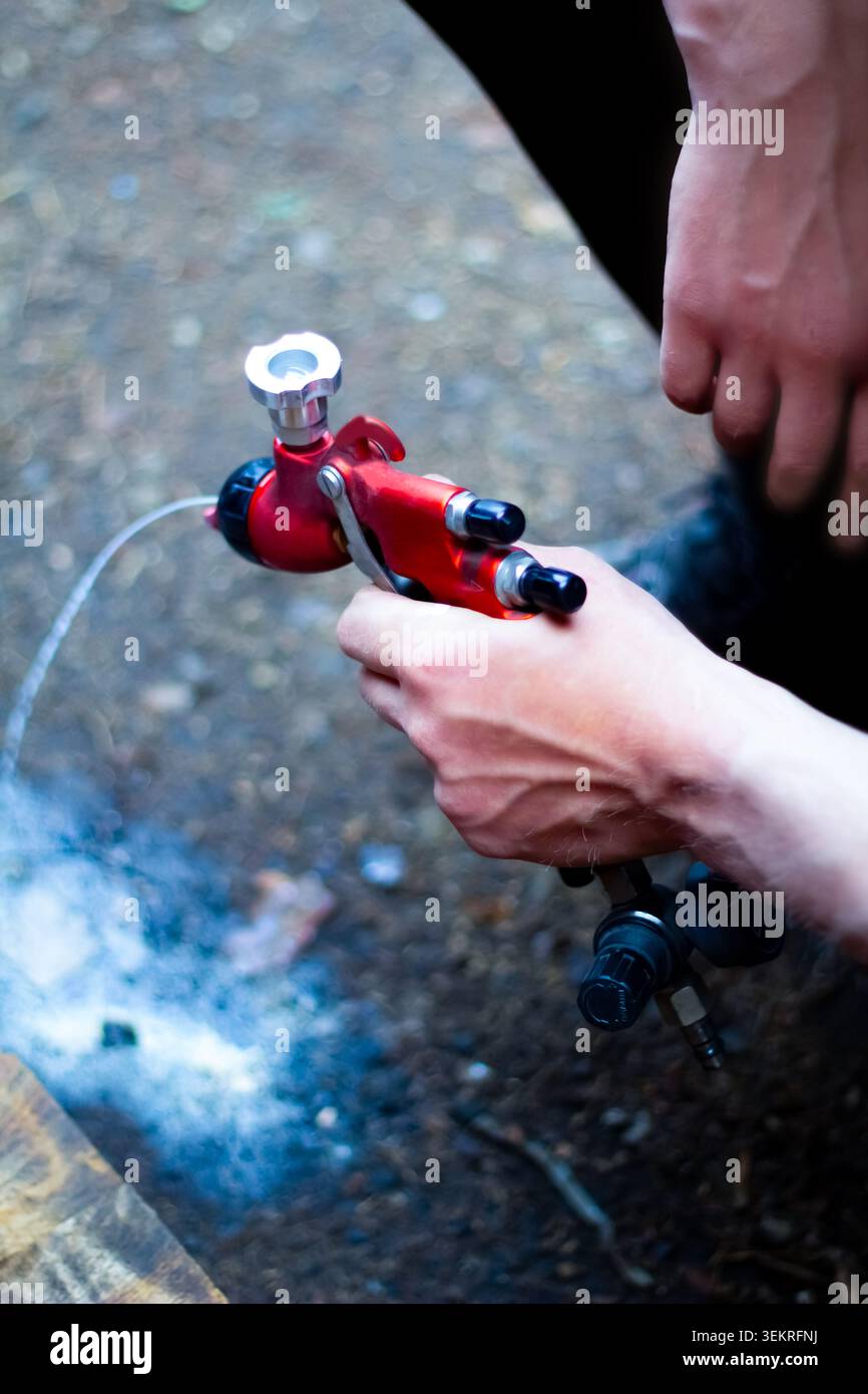 Das Bild zeigt eine professionelle pneumatische Spritzpistole Stockfoto