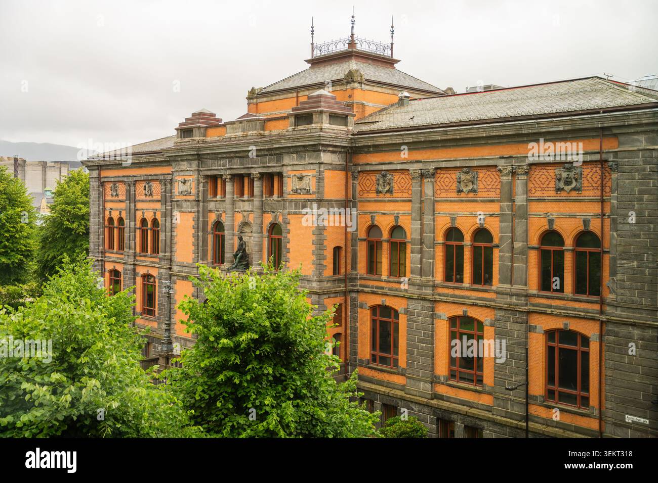 Bergen, Norwegen - 7. Juli 2024: Westnorwegisches Museum für dekorative Kunst historische Backsteinfassade Stockfoto