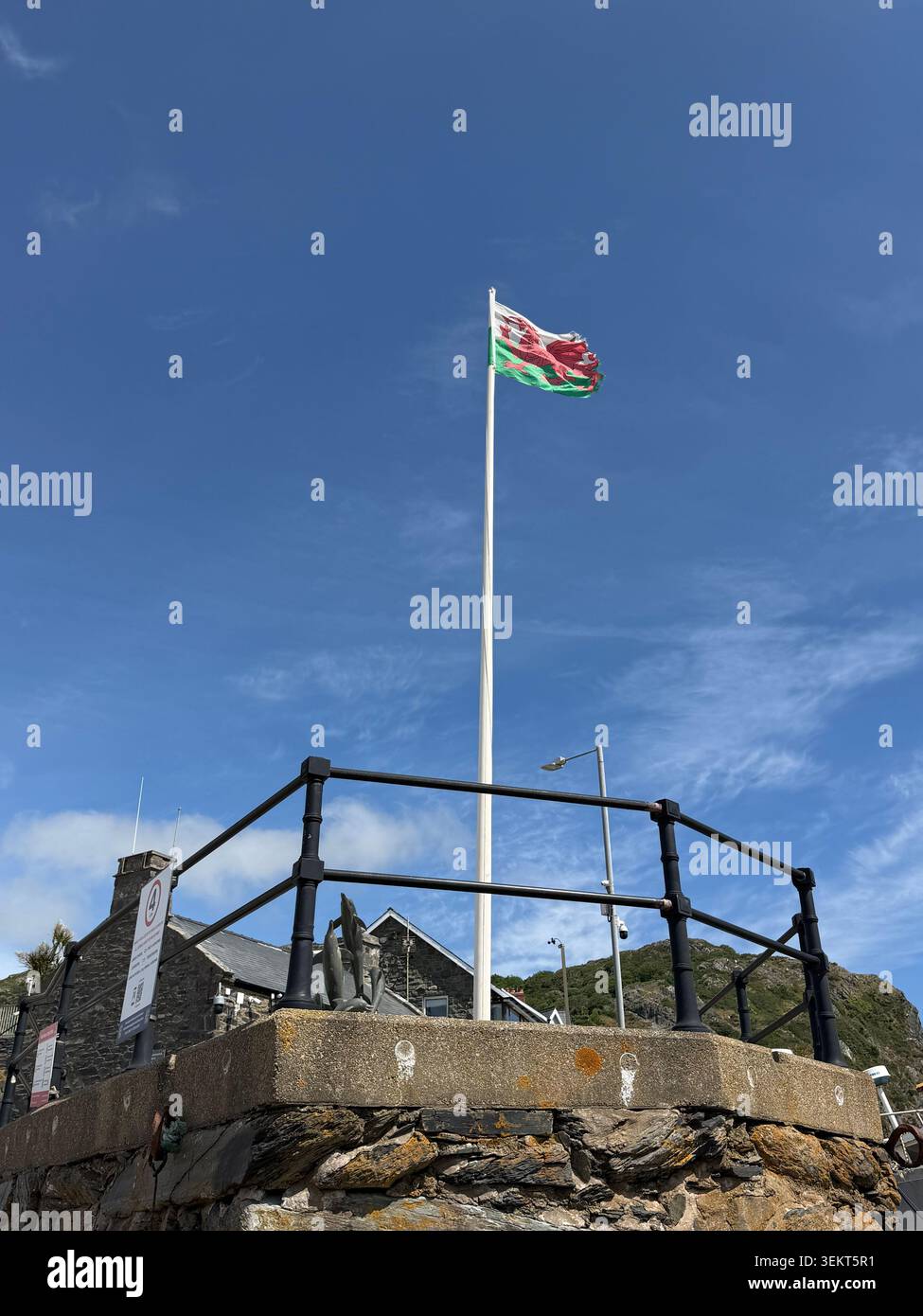 Ein sonniger Tag in Barmouth, Nordwales. Ein beliebtes britisches Küstenziel - Smartphone-aufgenommenes Stockfoto
