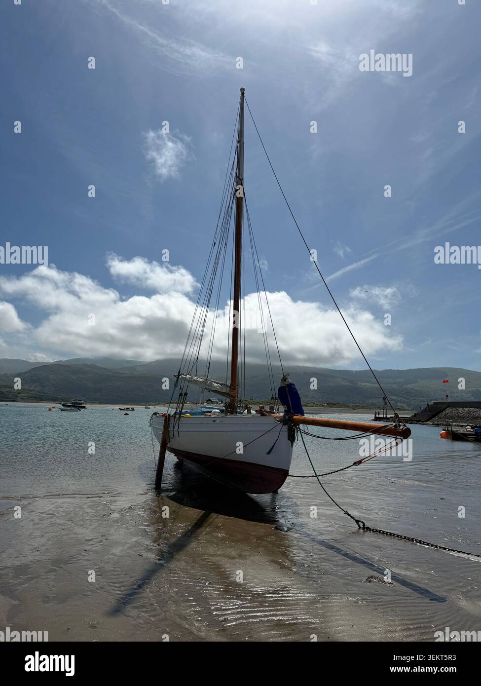 Ein sonniger Tag in Barmouth, Nordwales. Ein beliebtes britisches Küstenziel - Smartphone-aufgenommenes Stockfoto