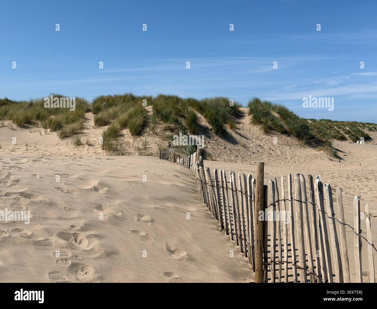 Ein sonniger Tag in Barmouth, Nordwales. Ein beliebtes britisches Küstenziel - Smartphone-aufgenommenes Stockfoto