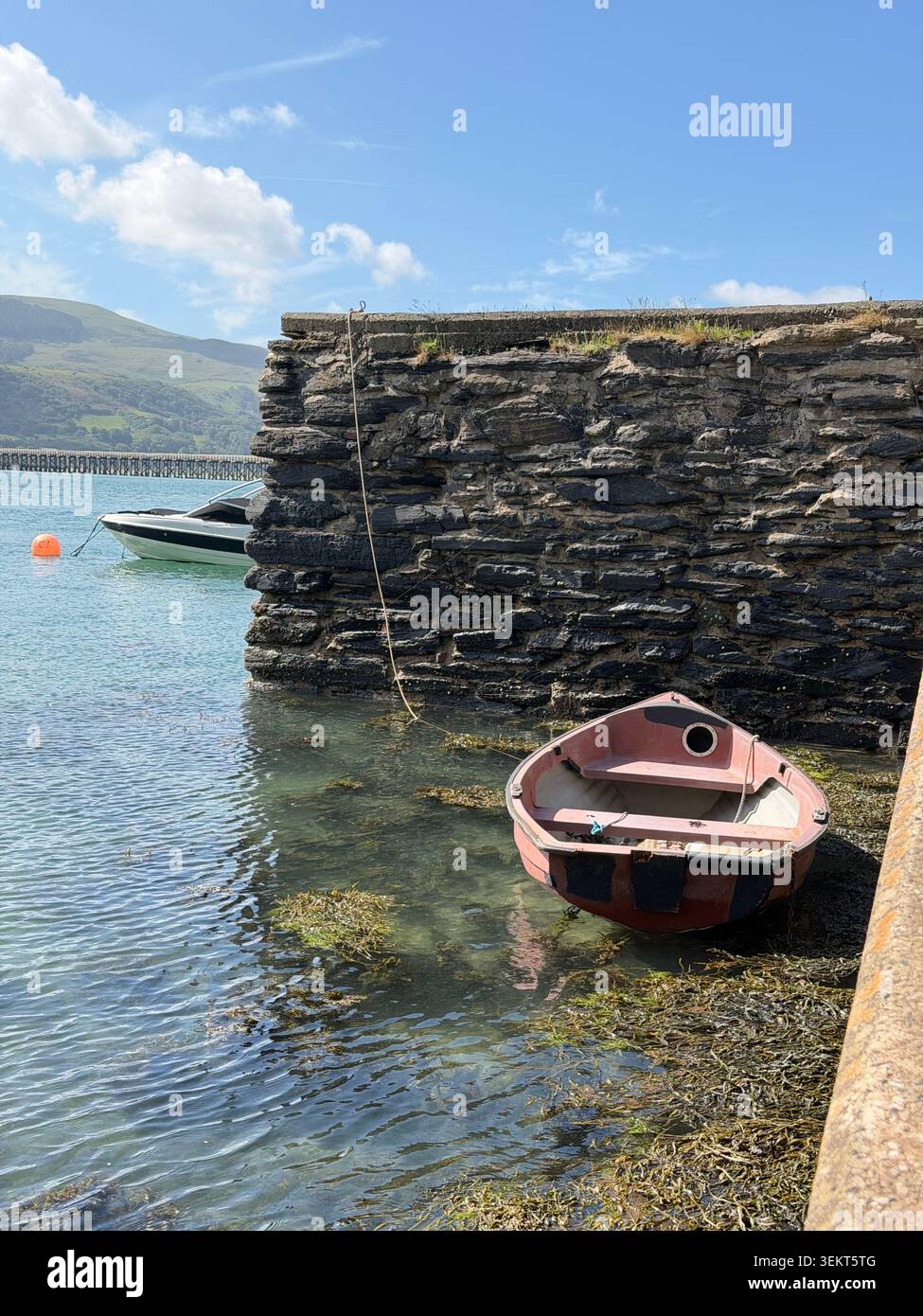 Ein sonniger Tag in Barmouth, Nordwales. Ein beliebtes britisches Küstenziel - Smartphone-aufgenommenes Stockfoto