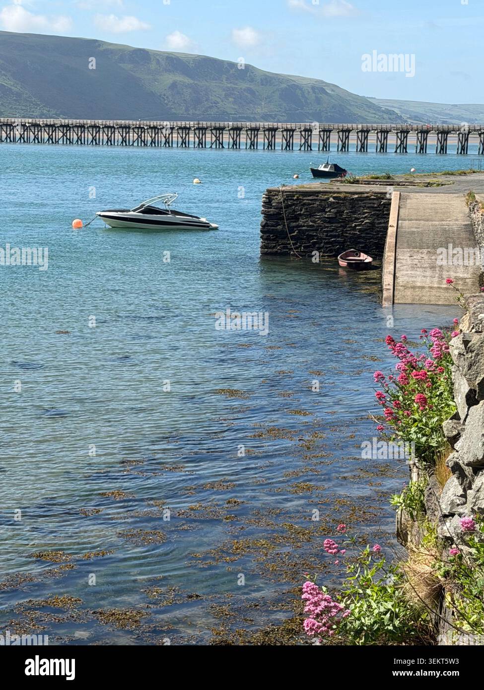 Bahnhof Barmouth, Bahnsteig und Bahnübergang. - Smartphone-aufgenommenes Stockfoto