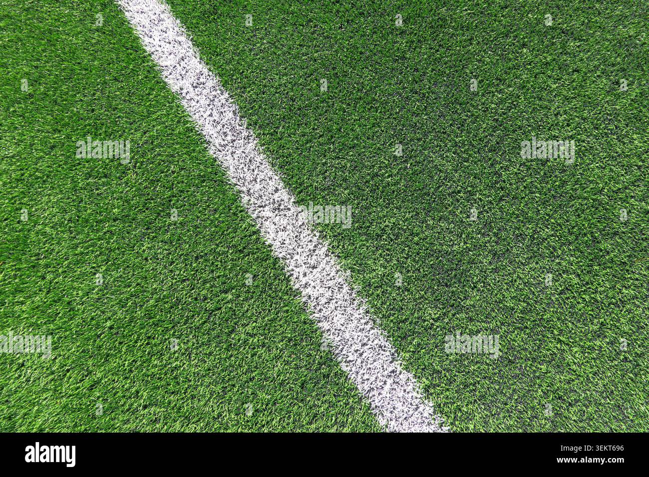 Fußball-Pitch künstliche Grasfläche mit einer weißen Markierungslinie, Overhead Sport Hintergrund Stockfoto