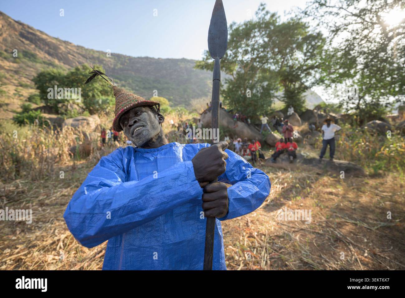 Nuba-Mann mit Gesichtsfarbe und Kopfbedeckung, der eine traditionelle Zeremonie in den Moro Hills von South Kordofan vorführt. Stockfoto