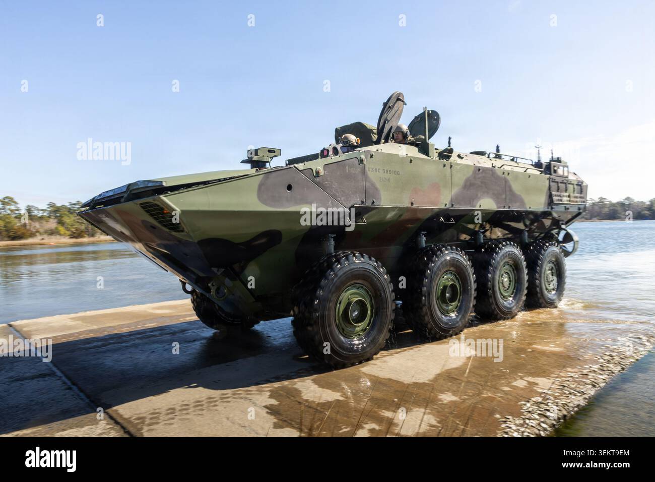 Die US-Marines mit dem Amphibienbataillon 2. Marine-Division fahren ein Amphibienfahrzeug auf eine Plattform als Teil einer Inspektion bei Stockfoto