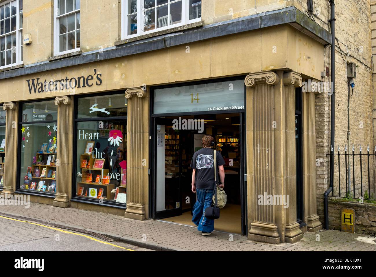 Waterstones Bookstore Shop Firmenlogo-Zeichen Cirencester High Street, in Cotswolds Gloucestershire England Vereinigtes Königreich Firmenzeichen Mai 2026 in England Vereinigtes Königreich Stockfoto