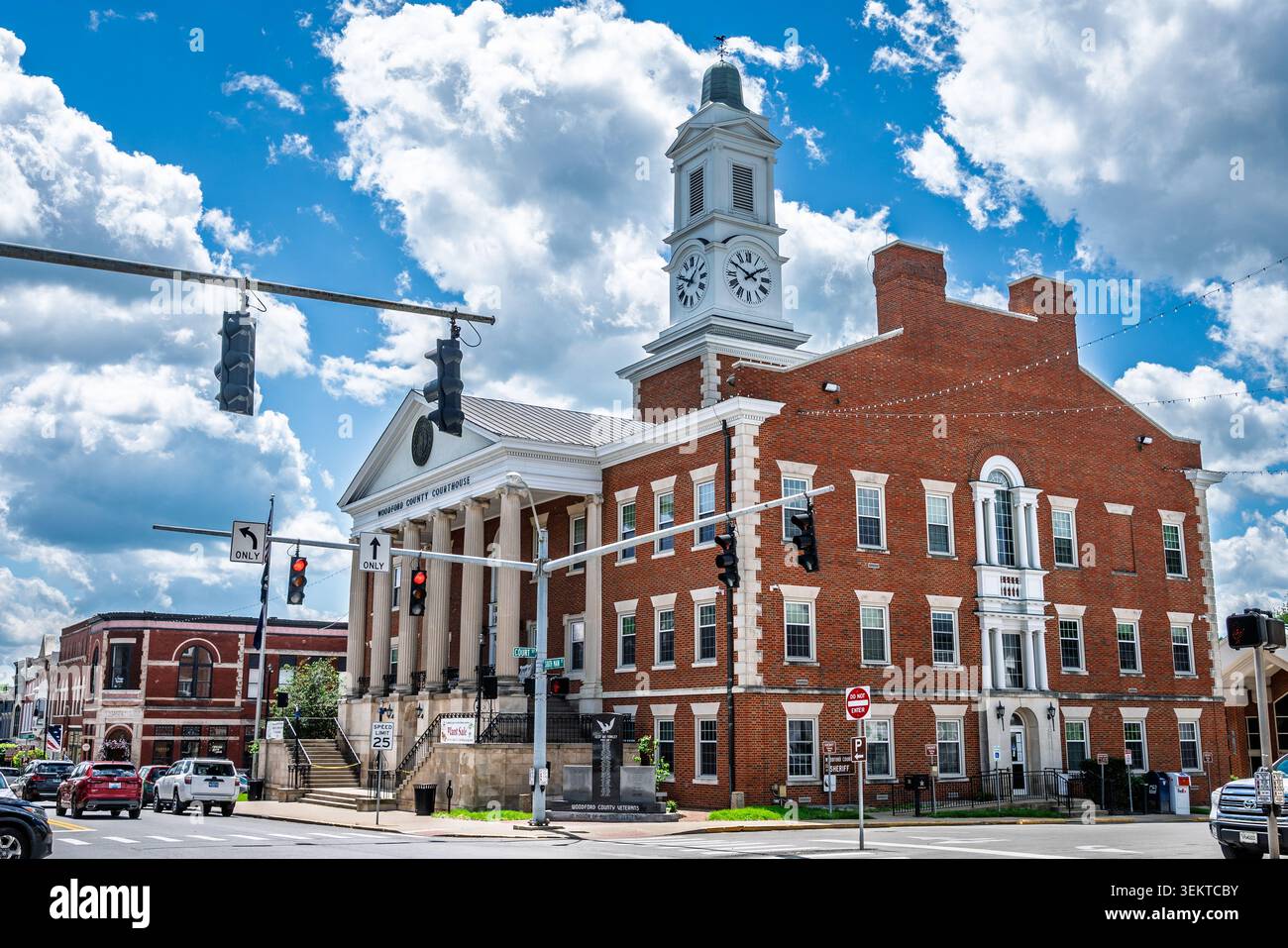 11. Mai 2024, Versailles, Kentucky, USA: Gebäude des Woodford County Courthouse im historischen Stadtteil unter teilweise bewölktem Himmel Stockfoto