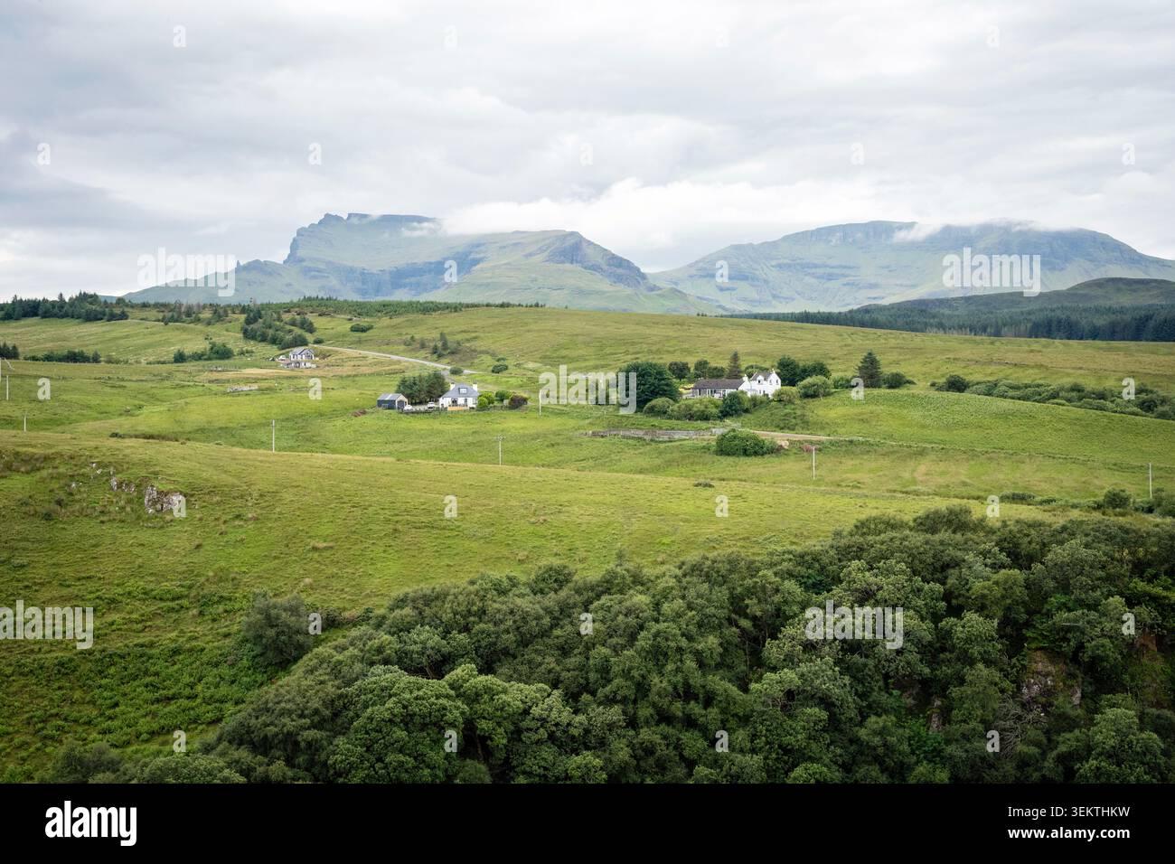 Malerischer Blick auf die schottischen Highlands mit weißen Hütten und Bergen Stockfoto