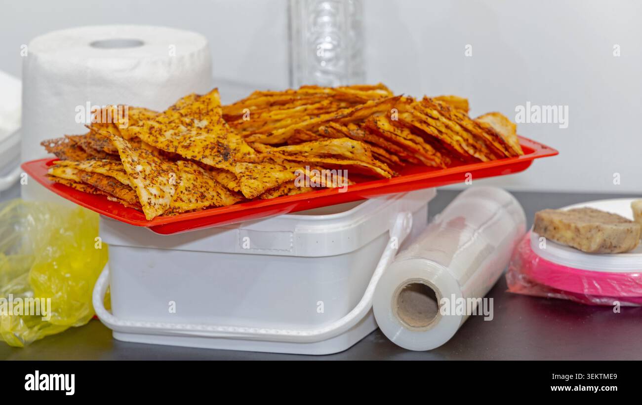 Gewürzte dreieckige Cracker Fried Tortilla Chips gewürzte Lavash im Tablett Stockfoto