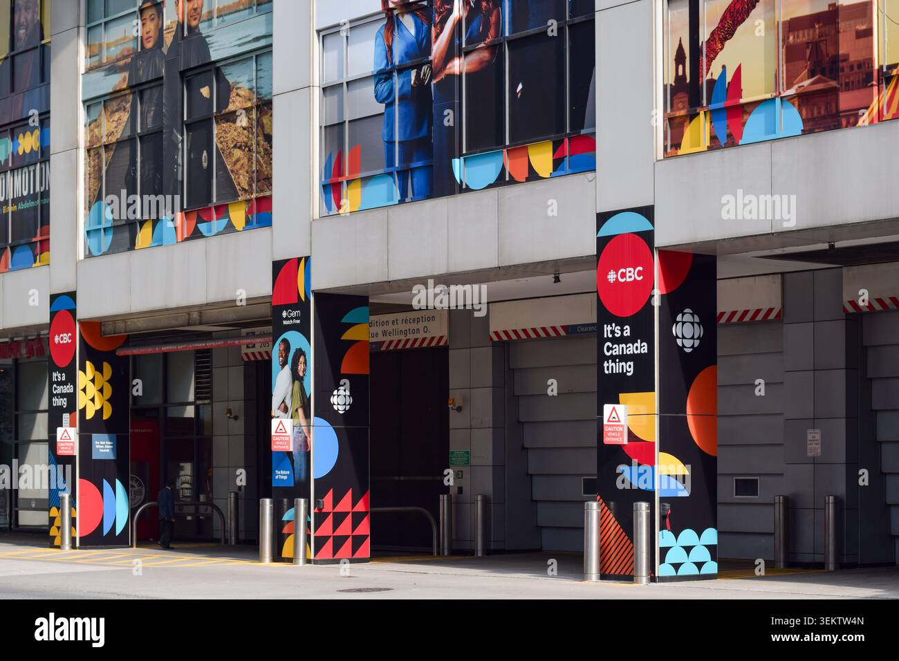 Toronto, Ontario, Kanada - 17. Mai 2026: CBC-Gebäude an der Wellington Street in der Innenstadt von Toronto, mit Firmenschildern und urbaner Architektur der Th Stockfoto