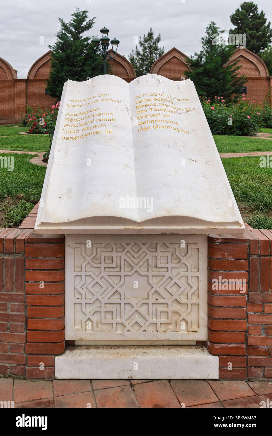 Marmorbuchdenkmal im Innenhof der Imamzade- oder Goy-Imam-Moschee in Ganja, Aserbaidschan, mit gravierten Inschriften über die Restaurierung dieses religiösen und historischen Komplexes Stockfoto