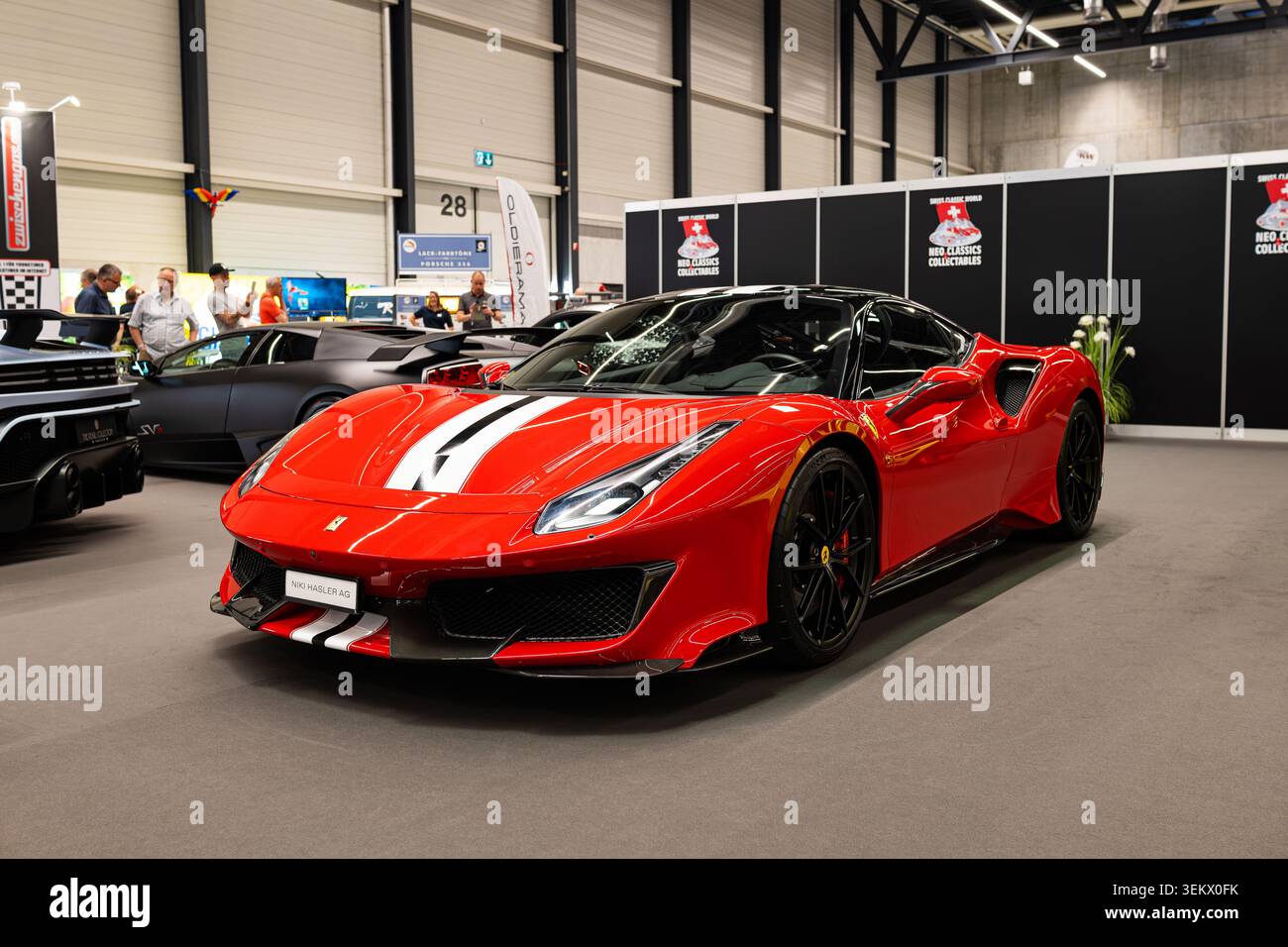 Luzern, Schweiz, 30. Mai 2026. Ein roter Ferrari 488 Pista mit weißen Rennstreifen wird auf der Messe Luzern während der Messe Luzern präsentiert Stockfoto