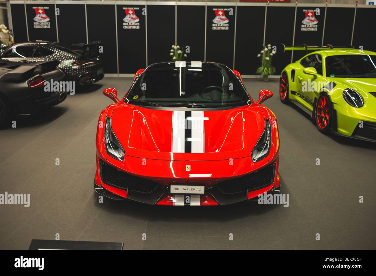 Luzern, Schweiz, 30. Mai 2026. Ein roter Ferrari 488 Pista mit weißen Rennstreifen wird auf der Messe Luzern während der Messe Luzern präsentiert Stockfoto