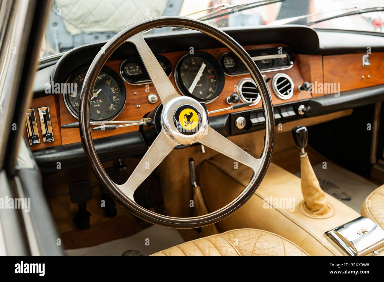 Luzern, Schweiz, 30. Mai 2026. Die Cockpit-Perspektive zeigt das elegante Dreispeichen-Lenkrad aus Aluminium und Holz mit dem gelben Ferrar Stockfoto