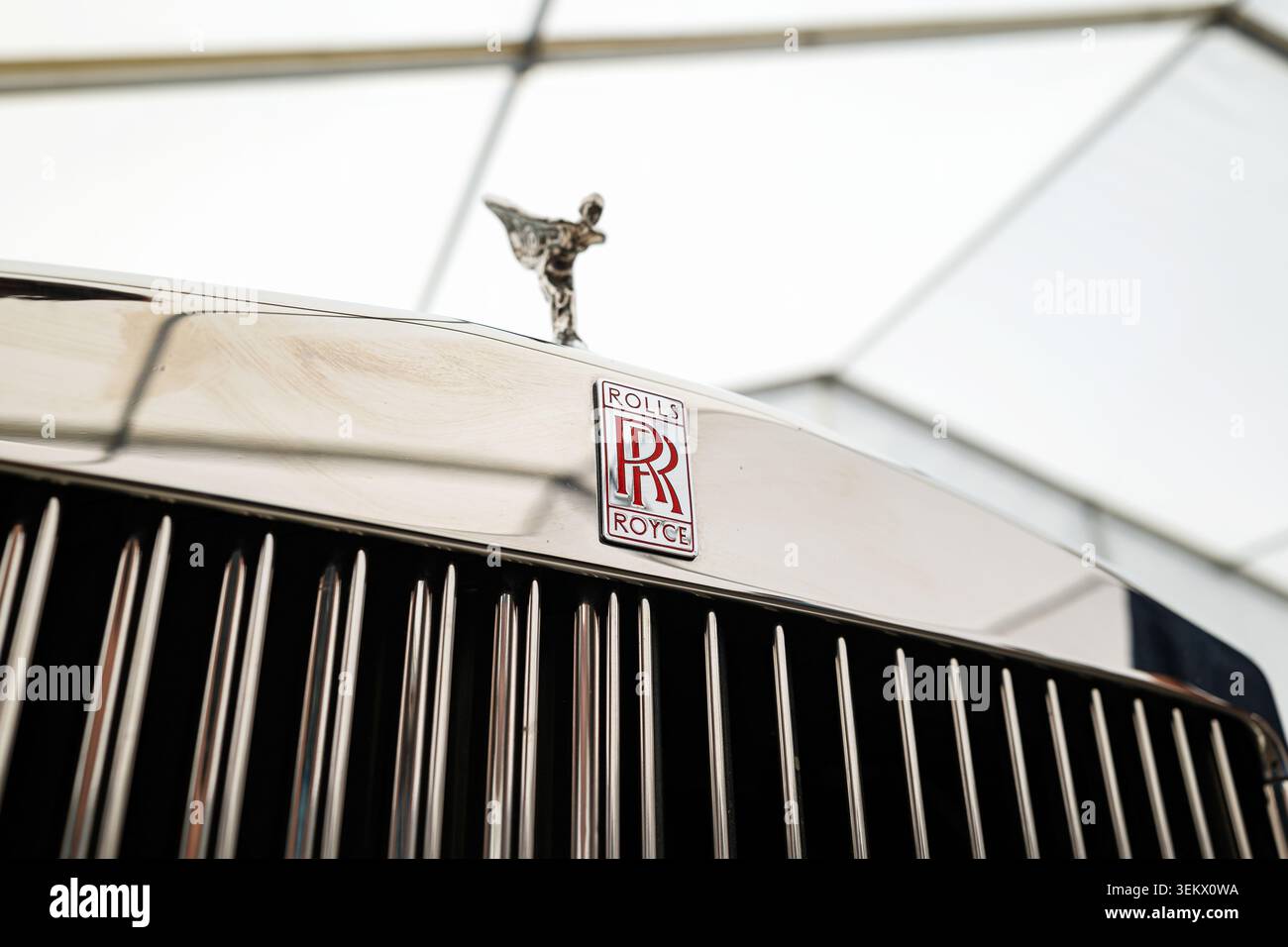 Luzern, Schweiz, 30. Mai 2026. Die dynamische Nahaufnahme zeigt das silberne und rote Rolls-Royce Markenlogo auf einer spiegelglanzpolierten Chromhaube Stockfoto
