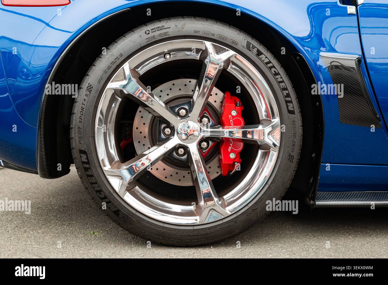 Luzern, Schweiz, 30. Mai 2026. Das Seitenprofil zeigt ein glänzendes verchromtes 5-Speichen-Rad, das in Michelin Pilot Sport 4S-Reifen mit Markenbezeichnung gewickelt ist Stockfoto