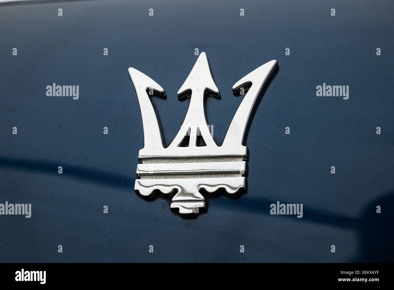 Luzern, Schweiz, 30. Mai 2026. Die direkte Nahaufnahme hebt das Logo-Emblem aus poliertem Chrom hervor, das auf dem dunkelblauen Metallic-Rückenputz angebracht ist Stockfoto