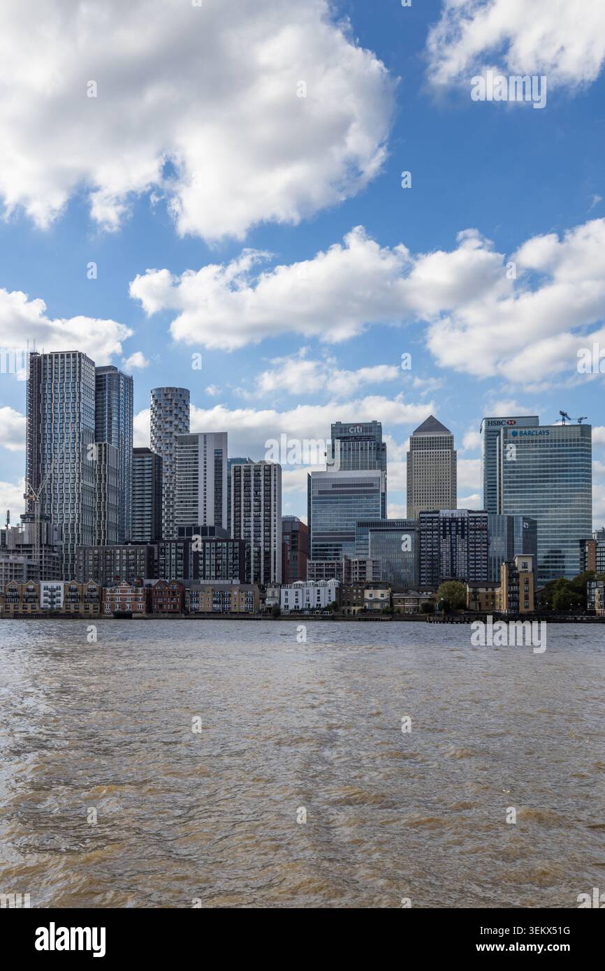 Skyline von Canary Wharf über die Themse. London, UK, 5. Oktober 2024 Stockfoto