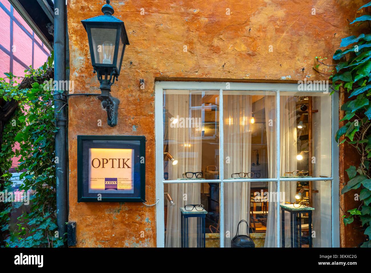 Ein Optikergeschäft (Optik) mit einem Zeiss-Markenzeichen im zentralen historischen Viertel von Kopenhagen, Dänemark Stockfoto