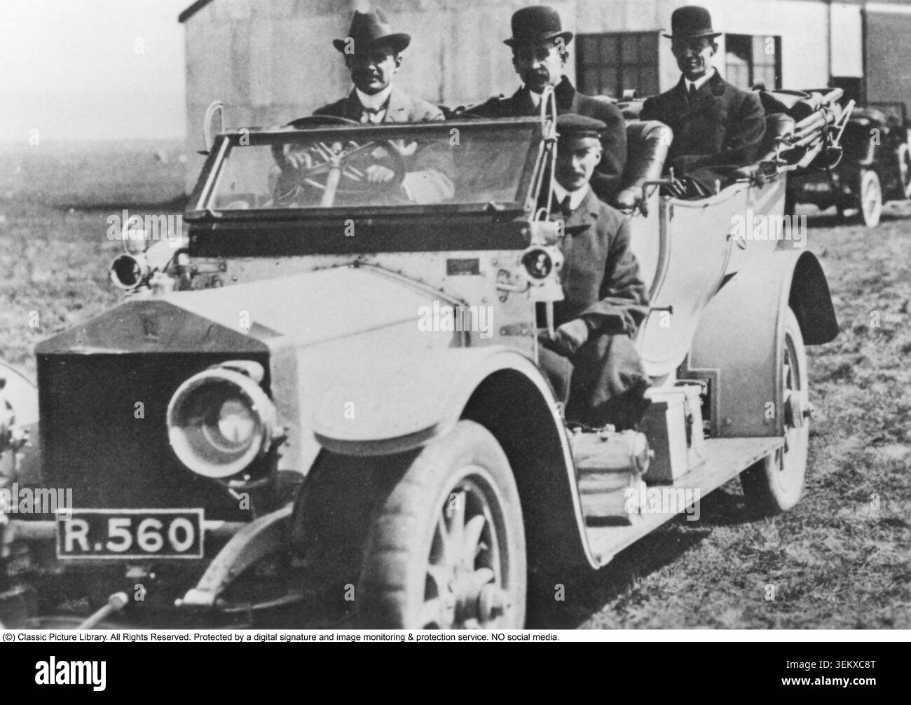 Wilbur und Orville Wright, geboren in Dayton, Ohio (Wilbur 1867–1912, Orville 1871–1948), waren die amerikanischen Brüder, die die Welt durch die Entwicklung des ersten motorisierten und kontrollierten Flugzeugs veränderten. Nach jahrelangem Experimentieren mit Segelflugzeugen und mechanischen Systemen erreichten sie den ersten Flug in der Geschichte am 17. Dezember 1903 in Kitty Hawk, North Carolina. Das Foto zeigt die Brüder Wright zusammen mit Charles S. Rolls auf dem neu errichteten Flugplatz Sheppey in England im Mai 1909. Charles S. Rolls war der erste Privatmann in England, der ein Flugzeug kaufte. Charles Stewart Ro Stockfoto
