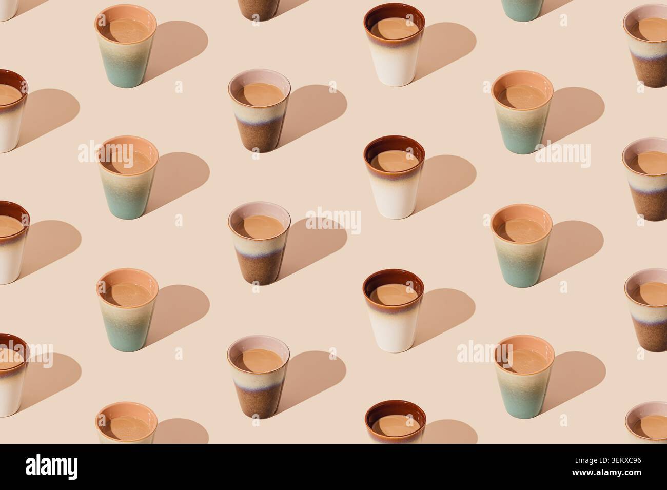 Trendiges Kaffeemuster auf hellem cremefarbenen Hintergrund. Minimales kreatives Kaffeekonzept. Kaffeetassen ästhetisch. Stockfoto