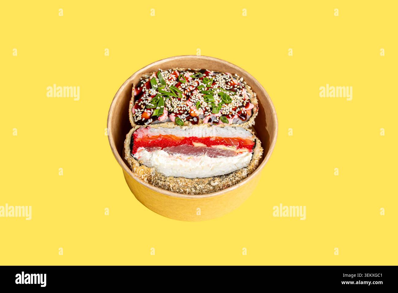 Ein köstlicher Sushi-Burger mit verschiedenen Füllungen auf farbigem und weißem Hintergrund, garniert mit Sesamsamen und grünen Zwiebeln. Isoliert auf einem Hinterwäldler Stockfoto