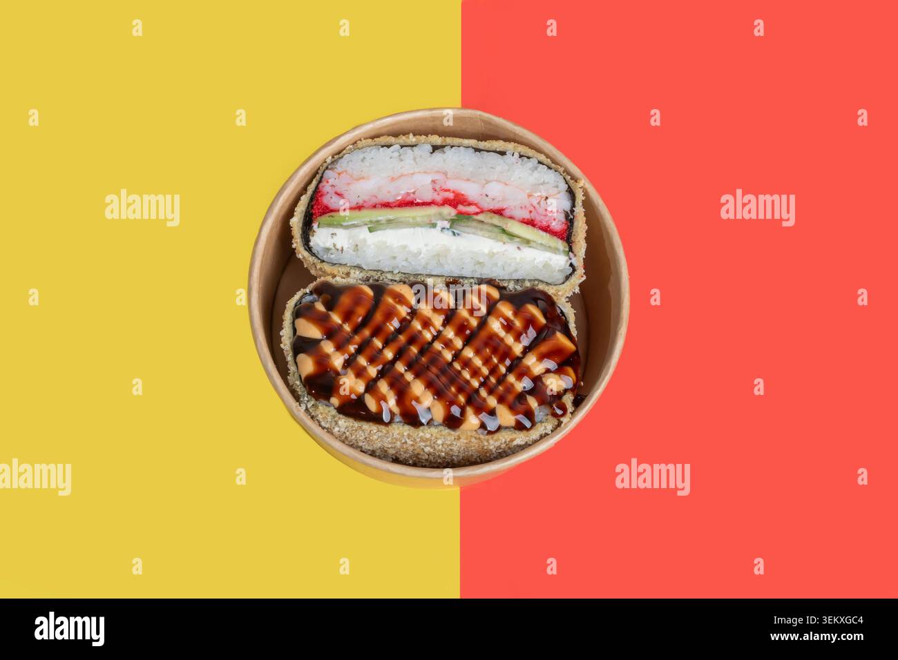 Ein köstlicher Sushi-Burger mit verschiedenen Füllungen auf farbigem und weißem Hintergrund, garniert mit Sesamsamen und grünen Zwiebeln. Isoliert auf einem Hinterwäldler Stockfoto