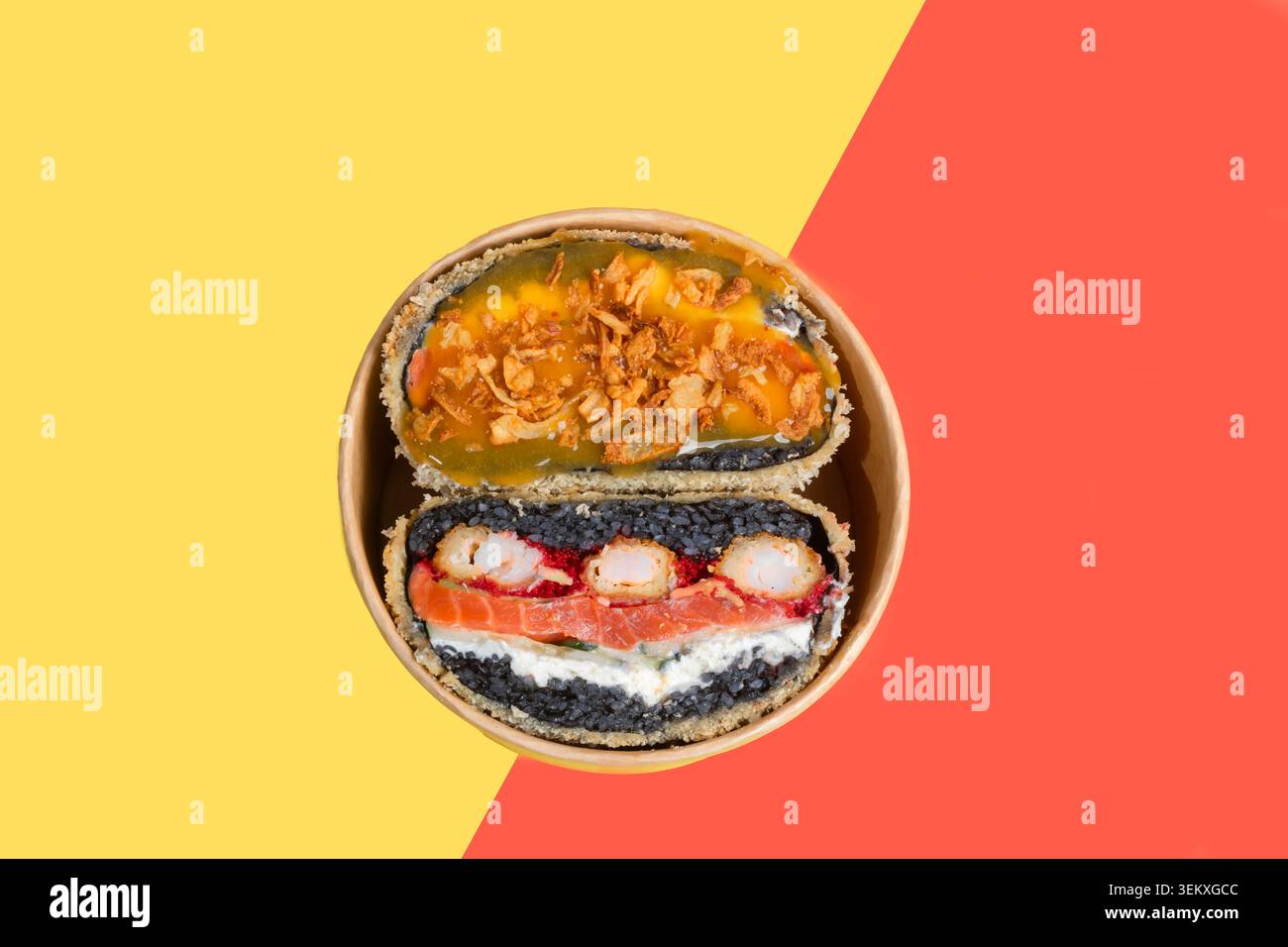 Ein köstlicher Sushi-Burger mit verschiedenen Füllungen auf farbigem und weißem Hintergrund, garniert mit Sesamsamen und grünen Zwiebeln. Isoliert auf einem Hinterwäldler Stockfoto