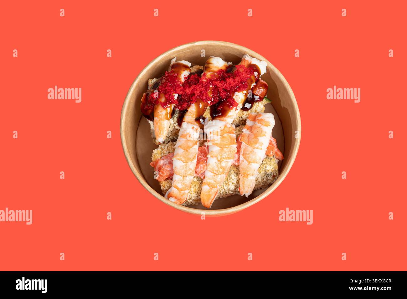 Ein köstlicher Sushi-Burger mit verschiedenen Füllungen auf farbigem und weißem Hintergrund, garniert mit Sesamsamen und grünen Zwiebeln. Isoliert auf einem Hinterwäldler Stockfoto
