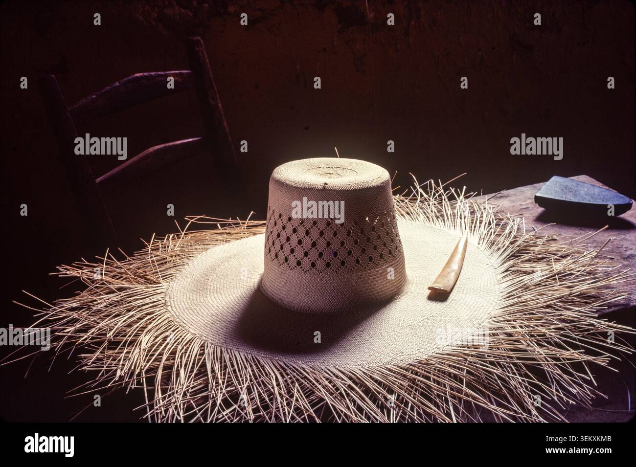 Ein traditioneller Sombrero de Junco wird aus wildem Junco-Gras in Santa Barbara, Honduras, gewebt. Stockfoto