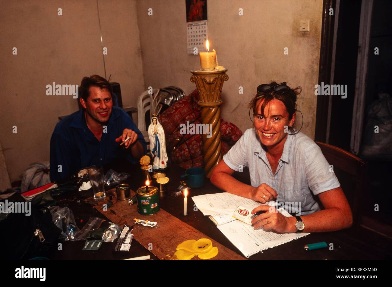 Maggie O’Kaine Journalistin für The Guardian, arbeitet in einem verlassenen katholischen Kloster während der letzten Tage der Okkupation Indonesiens in Osttimor im September 1999. Stockfoto