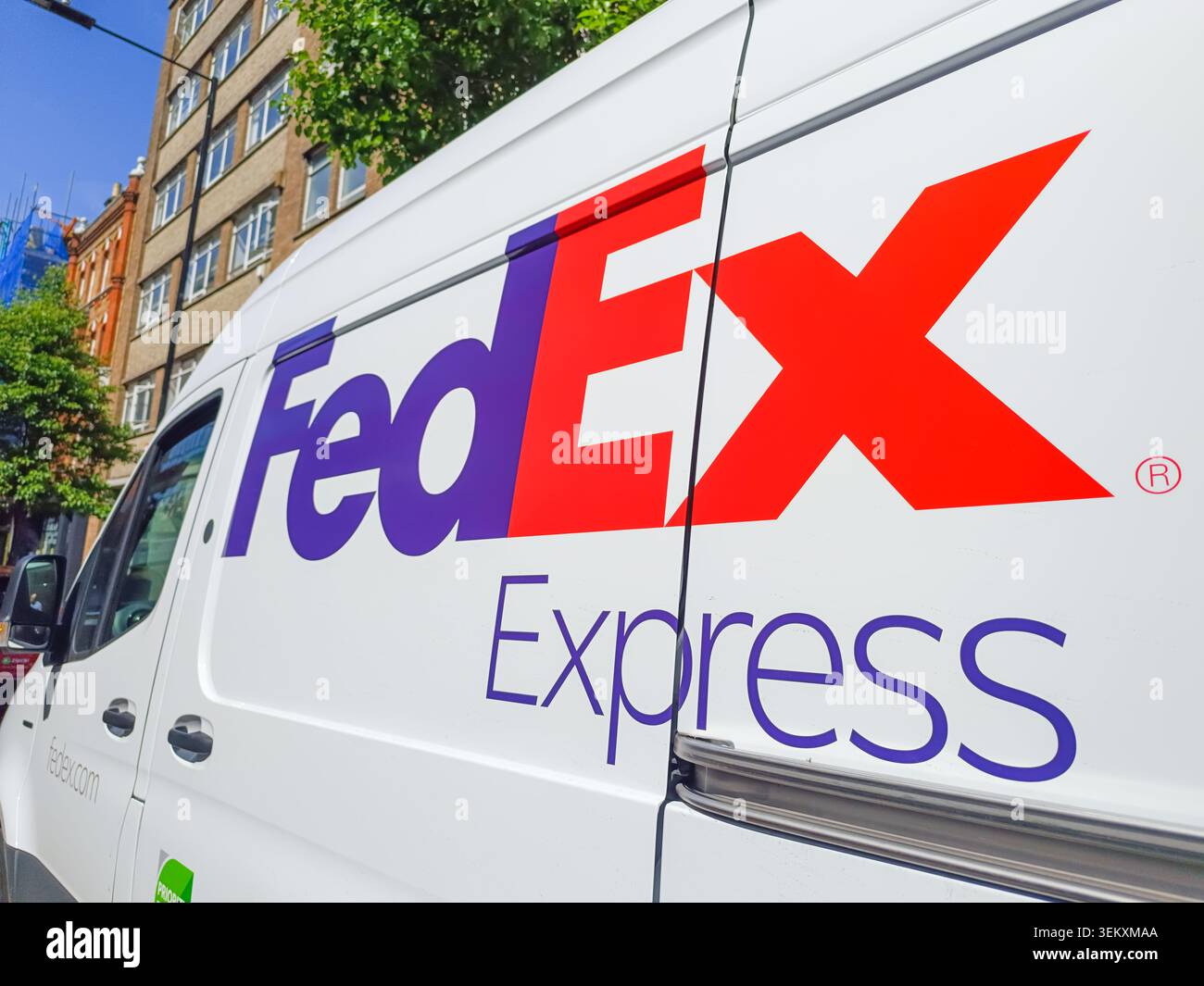 FedEx Express Lieferwagen parkt auf einer Straße. London, UK, 8. Mai 2024 Stockfoto