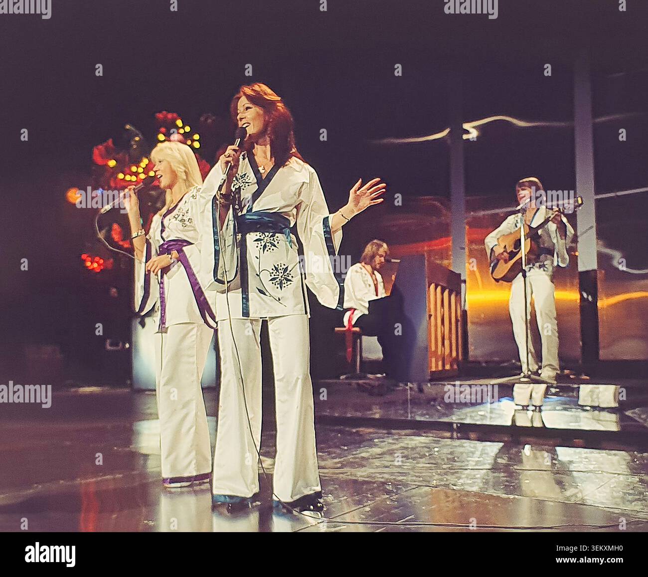 THE HAAG, NIEDERLANDE - 23. NOVEMBER: Abba spielt live in der niederländischen Fernsehsendung „een Van de Acht“ am 23. November 1976. L-R Benny Andersson, Agnetha Faltskog, Anni-Frid Lyngstad, Bjorn Ulvaeus, (Foto: Gijsbert Hanekroot) Stockfoto
