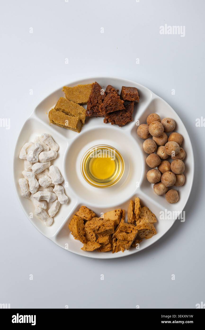 Flachbild mit Blick von oben mit traditionellen zentralasiatischen Süßigkeiten und kurt-Käse Stockfoto