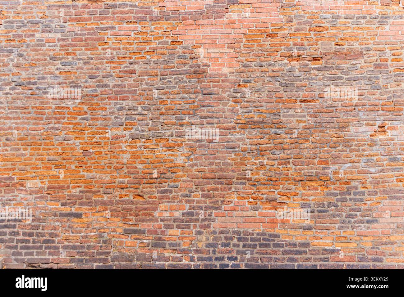 Textur von alten dunkelbraunen und roten Ziegelmauern mit Panoramablick Stockfoto