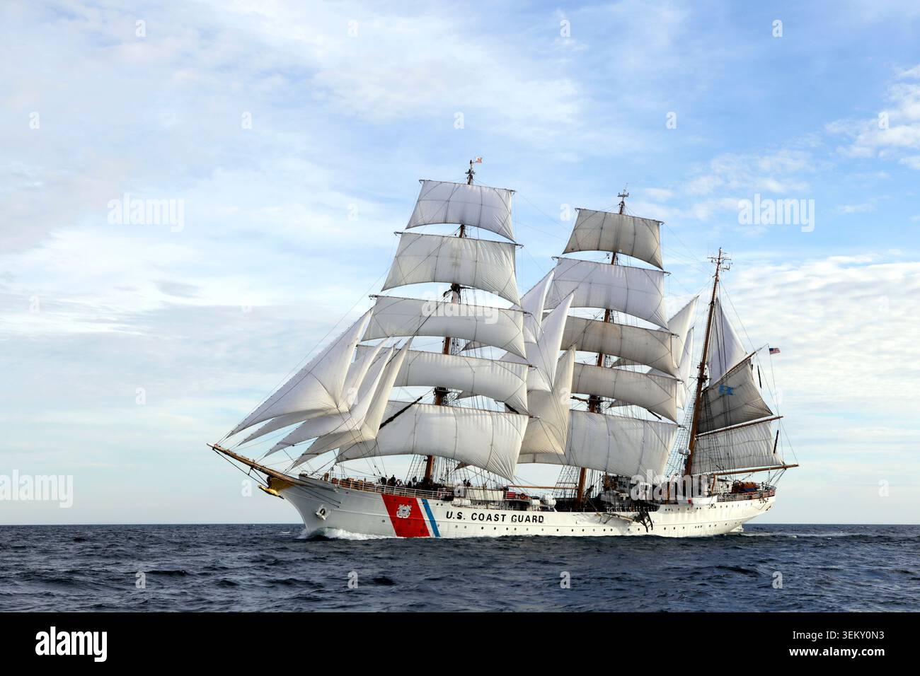 USCG Barque Eagle zu Beginn des Sail Boston Tall Ships Rennens 2017 Stockfoto