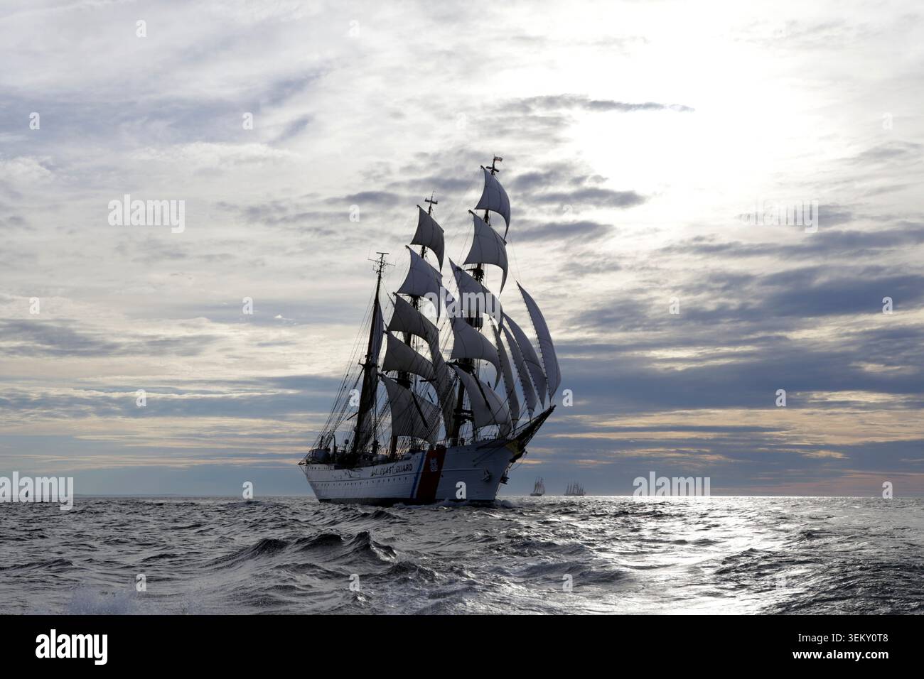 USCG Barque Eagle zu Beginn des Sail Boston Tall Ships Rennens 2017 Stockfoto