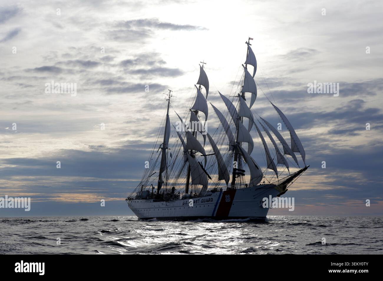 USCG Barque Eagle zu Beginn des Sail Boston Tall Ships Rennens 2017 Stockfoto