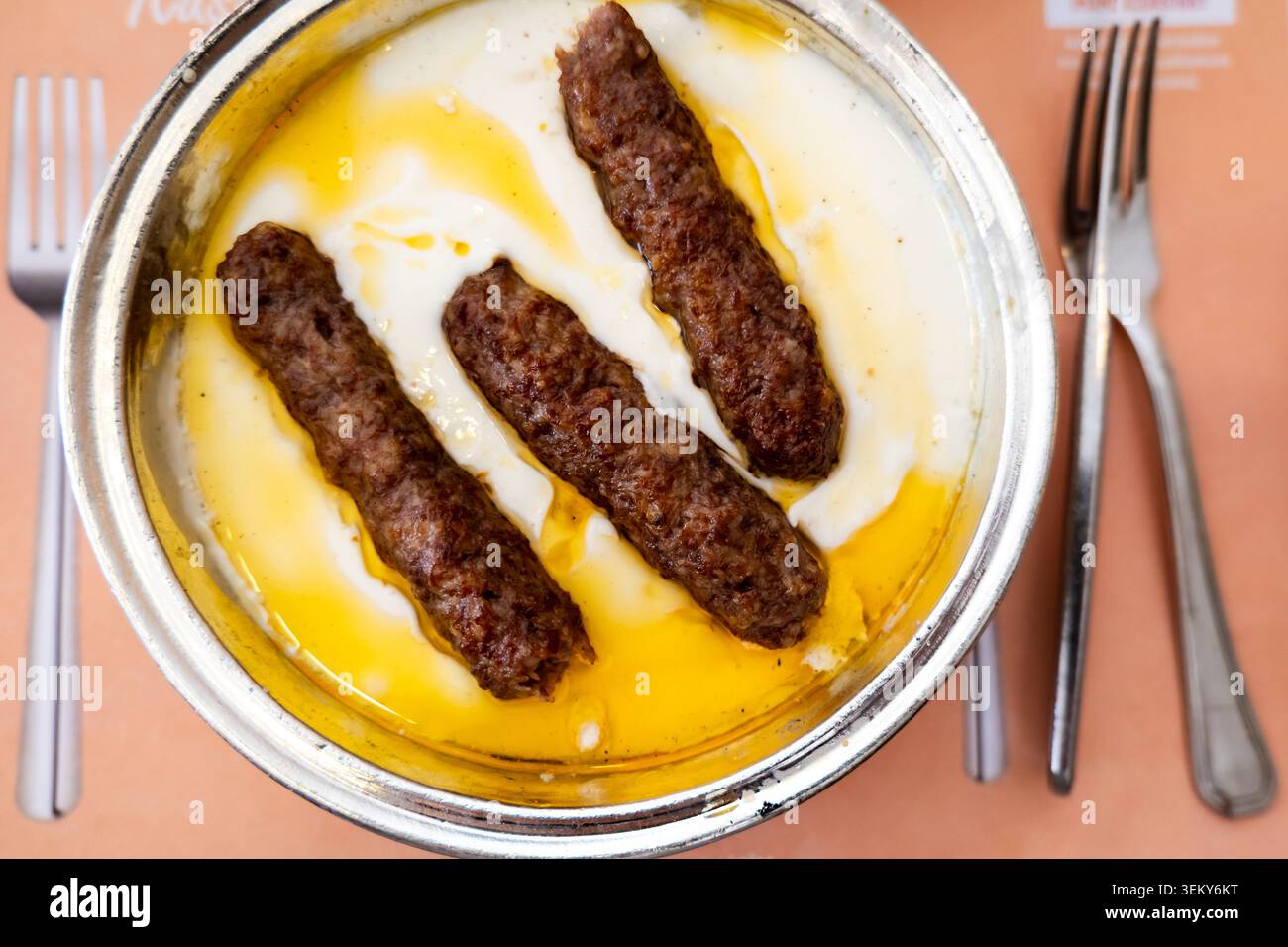 Ali Nazik Kebab, eine der berühmtesten Kebab-Sorten der Stadt Gaziantep. Stockfoto