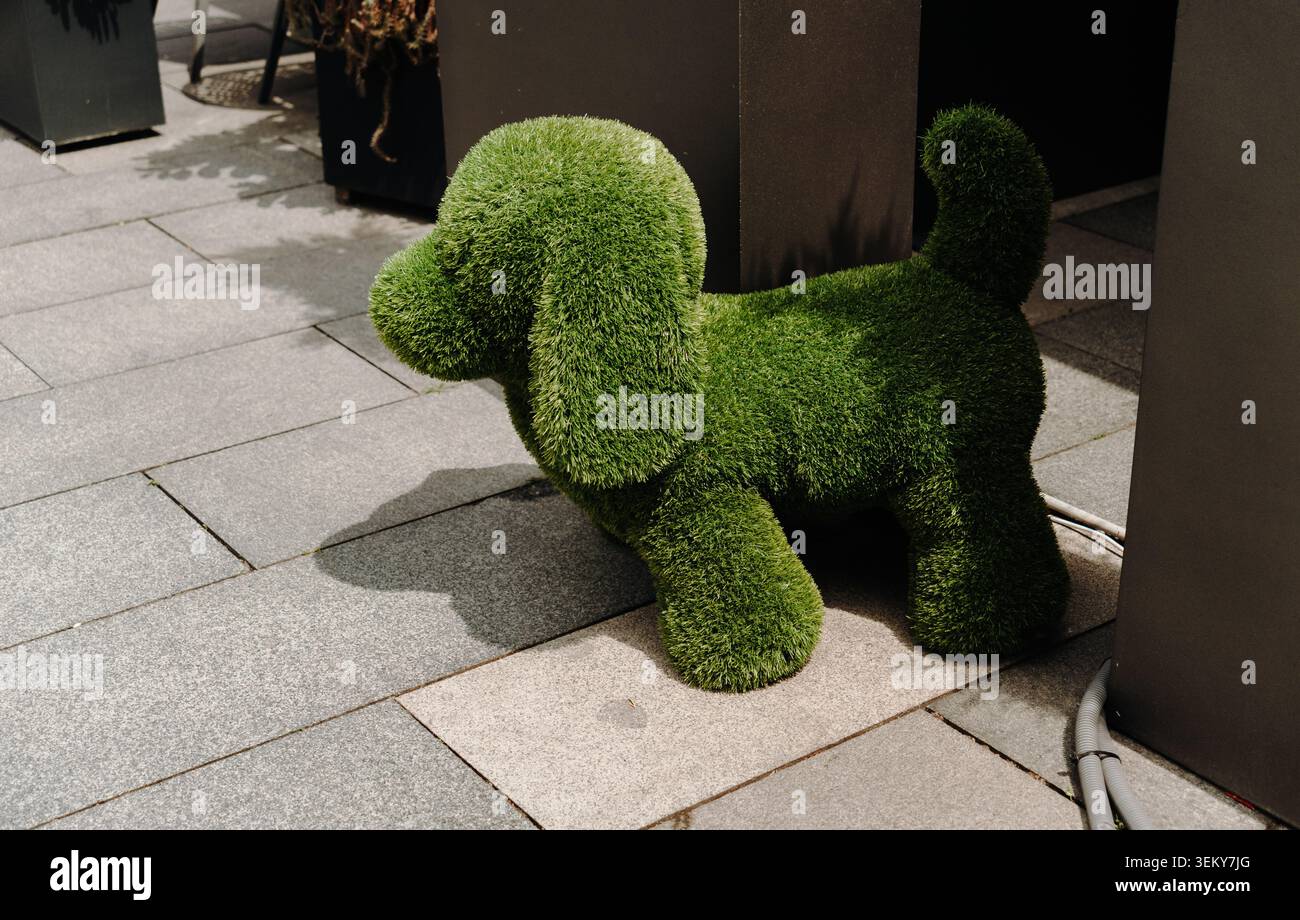 Hundeförmige Zierfassade in moderner Außenumgebung. Gartendekoration und kreatives Designkonzept. Stockfoto