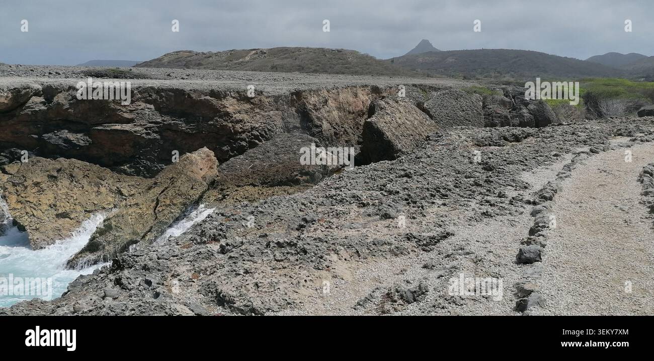 Christoffelberg- und Band'abou-Landschaft in Curacao mit trockenen Wäldern, sanften Hügeln und zerklüfteter Karibik-Landschaft - Smartphone-aufgenommenes Stockfoto