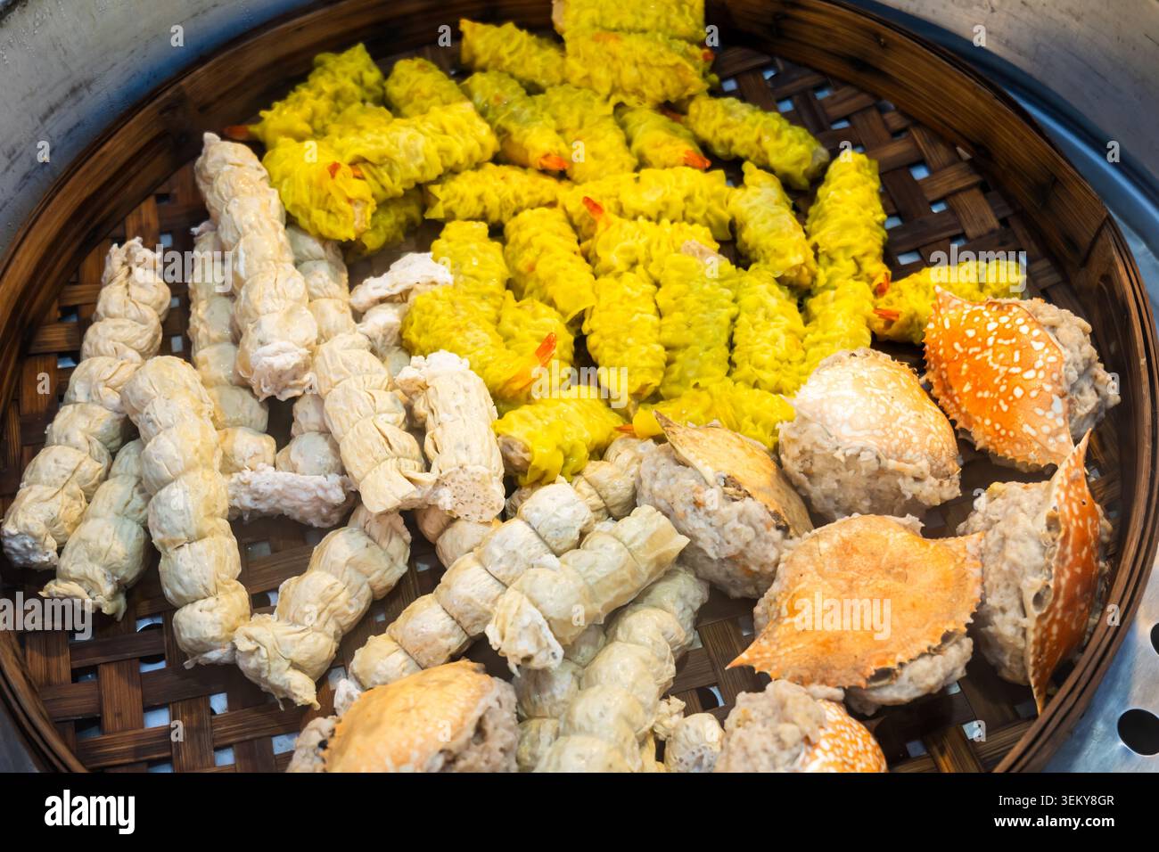 Gedämpfte Teigtaschen in vielen Geschmacksrichtungen, köstliches thailändisches chinesisches Street Food. Stockfoto