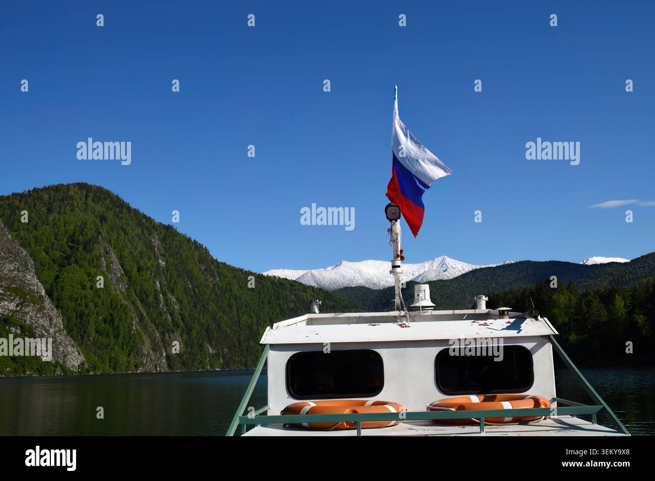 Boot mit russischer Flagge. Die Landschaft des Mainskoye Reservoir ist ein künstliches Reservoir am Yenisei River in Khakassia. Russland Stockfoto