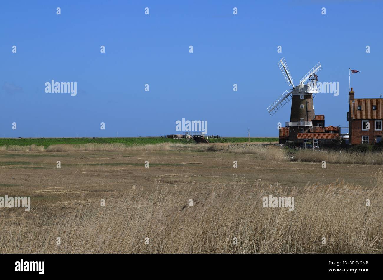 Ein Blick auf die berühmte Windmühle an der Küste von North Norfolk in Cley Next the Sea, Norfolk, England, Großbritannien. Stockfoto