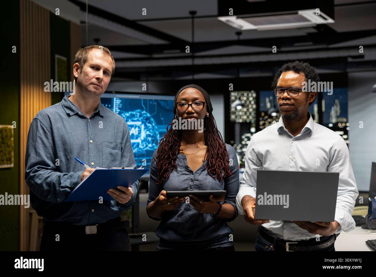 Porträt von Programmierern in Tech-Startup-Büros, die Apps mithilfe von KI-Automatisierung entwickeln. Team von IT-Experten, die an Geräten arbeiten und Anwendungen mit künstlicher Intelligenz debuggen Stockfoto