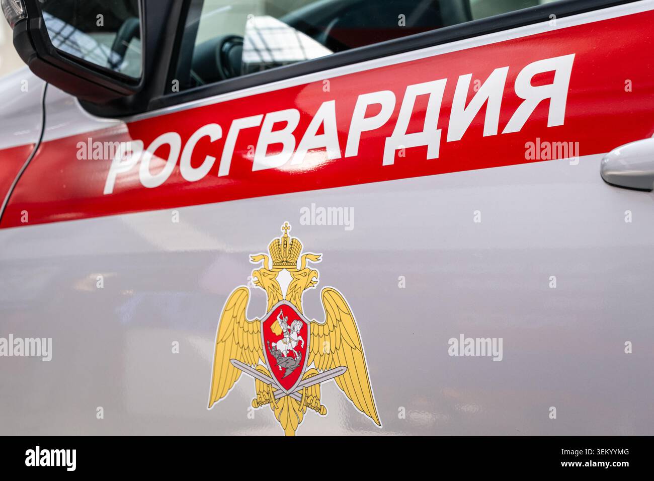 Nahaufnahme eines offiziellen Rosgwardiya-Servicefahrzeugs mit Agenturlogo und russischer Inschrift. Der sichtbare russische Text lautet „Rosgwardija“, Stockfoto