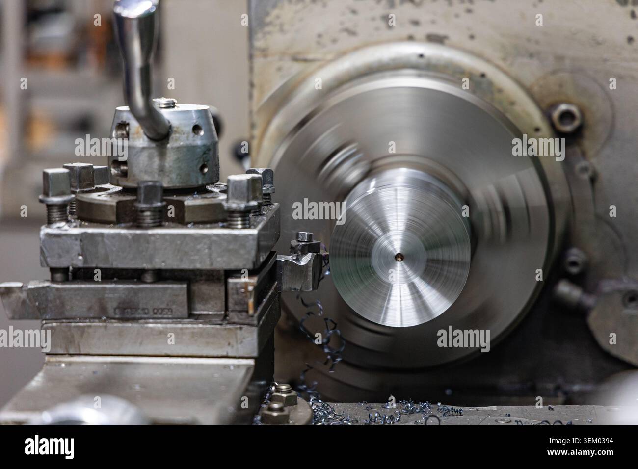 Metalldrehverfahren an Industriedrehmaschinen in der Fertigungswerkstatt Stockfoto